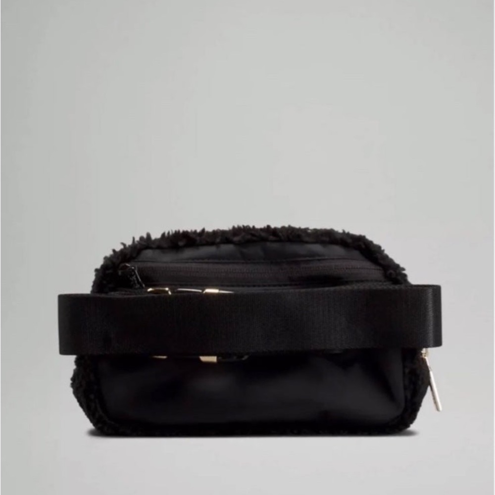 Lululemon Everywhere Belt Bag - Picture 3 of 8